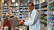 Der Bamberger Apotheker Volker Seubold muss auf manche Medikamente sehr lang warten Der Bamberger Apotheker Volker Seubold muss auf manche Medikamente sehr lang warten.
