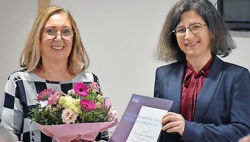 Christine Aßhoff (rechts), Abteilungsleiterin Altenhilfe der Diakonie Bamberg-Forchheim, dankte Christine Heublein (links) für 25 Jahre im Dienst der Diakonie und verabschiedete die Einrichtungsleiterin des Memmelsdorfer Seniorenzentrums Seehof-Bl...