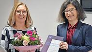 Christine Aßhoff (rechts), Abteilungsleiterin Altenhilfe der Diakonie Bamberg-Forchheim, dankte Christine Heublein (links) für 25 Jahre im Dienst der Diakonie und verabschiedete die Einrichtungsleiterin des Memmelsdorfer Seniorenzentrums Seehof-Bl...