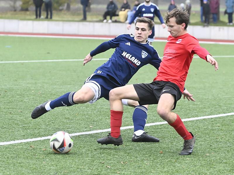Tim Holzheid (blau), hier im Heimspiel gegen die DJK Schwebenried/Schwemmelsbach, ist derzeit der Spielmacher des TSV Mönchröden. Tim Holzheid (blau), hier im Heimspiel gegen die DJK Schwebenried/Schwemmelsbach, ist derzeit der Spielmacher des TSV Mönchröden.
