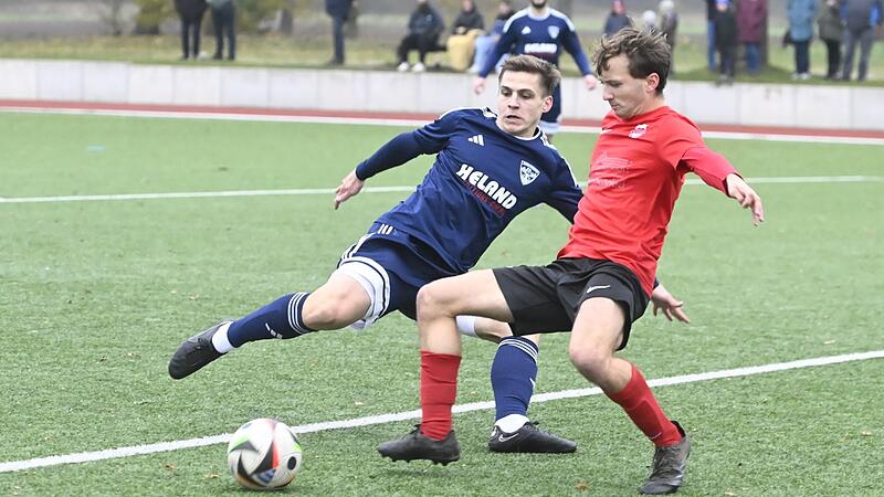 Tim Holzheid (blau), hier im Heimspiel gegen die DJK Schwebenried/Schwemmelsbach, ist derzeit der Spielmacher des TSV M&ouml;nchr&ouml;den.