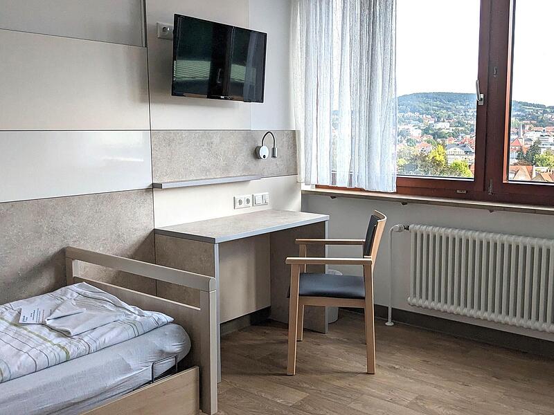 Standard-Einzelzimmer der neuen Geriatrie-Station in der Kissinger Hescuro-Klinik  mit Weitblick &uuml;ber die Stadt.