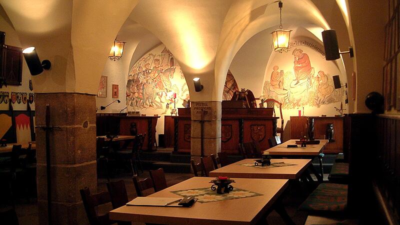 Bis zur Schlie&szlig;ung der Gastst&auml;tte 2001 hielt die Schlaraffia ihre &bdquo;Sippungen&ldquo; im &bdquo;Ratskeller&ldquo; am Marktplatz ab. Im Hintergrund die von Max Wild gemalten Fresken. Rechts der Minnes&auml;nger Walther von der Vogelweide.