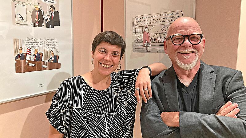 Saskia Wagner, Leiterin der Caricatura-Galerie (von links) und Bernd Gieseking, Satiriker, Kabarettist, Buchautor und vielbesch&auml;ftigter Moderator bei der Er&ouml;ffnung der Ausstellung &bdquo;Beste Bilder &ndash; Deutscher Cartoonpreis&ldquo; in der Oberen Saline. Klaus...