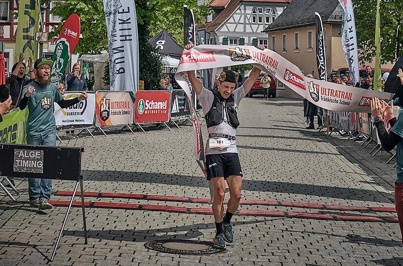 Alexander Westenberger gewinnt den ersten Ultratrail Fränkische Schweiz in unter sechs Stunden. Organisator Johannes Hendel (links) jubelt mit ihm.Forchheim & Fränkische Schweiz