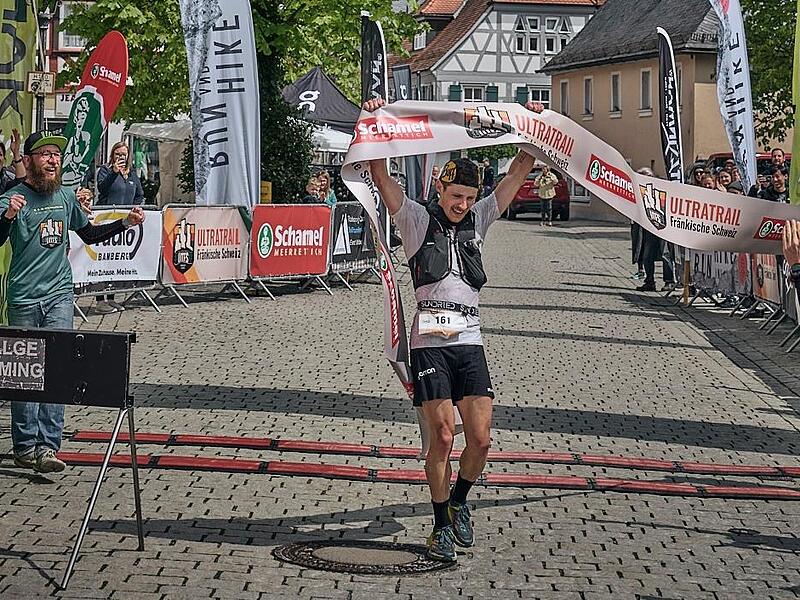 Alexander Westenberger gewinnt den ersten Ultratrail Fr&auml;nkische Schweiz in unter sechs Stunden. Organisator Johannes Hendel (links) jubelt mit ihm.Forchheim & Fr&auml;nkische Schweiz