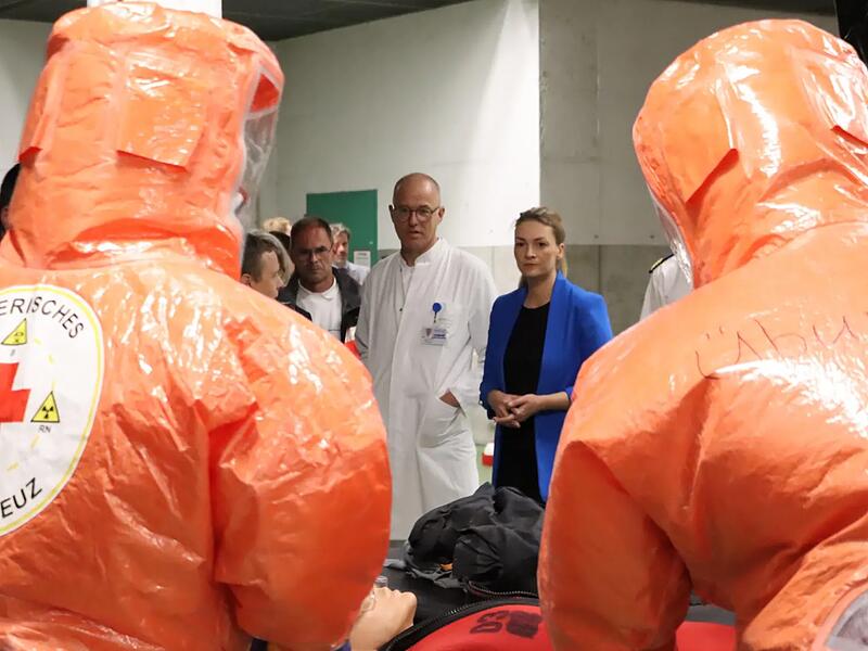 Bayerns Gesundheitsministerin Judith Gerlach (CSU) hat Anfang August die Uniklinik W&uuml;rzburg besucht und sich &uuml;ber die Vorbereitung auf Katastrophenf&auml;lle informiert. Das Bild zeigt die Politikerin mit Prof. Thomas Wurmb bei einer &Uuml;bung.