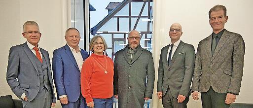 Bei der Spenden&uuml;bergabe: (von links) Roland Friedrich (Vorstandsvorsitzender Sparkasse Bad Kissingen), Thomas Bold (Landrat Bad Kissingen), Michaela Atzler (Gesch&auml;ftsf&uuml;hrerin Theresienspitalstiftung), Gerd Greier (Pfarrer und Verwaltungsratsvorsit...