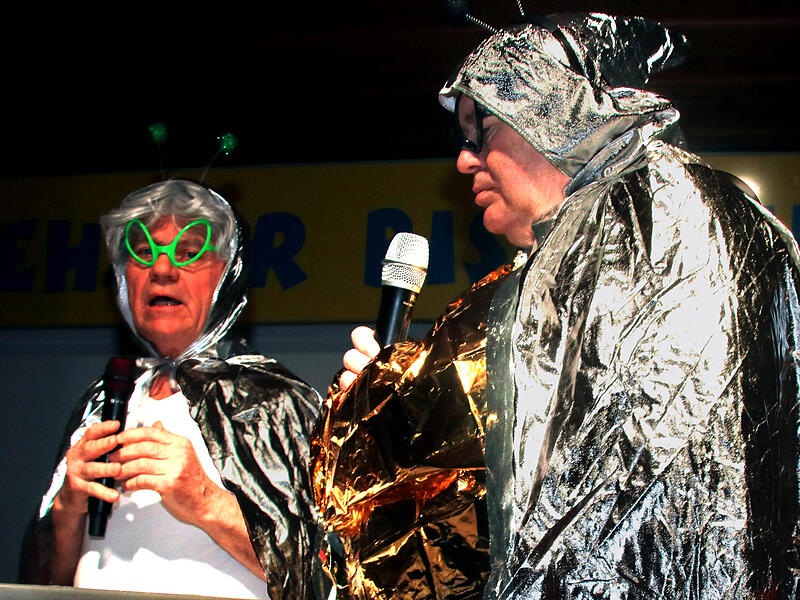 Aus einer fernen Galaxie: Wolfgang Brust und Maurice Hesselbach landeten in Kleinwenkheim und wollen hier eine Kolonie gr&uuml;nden.