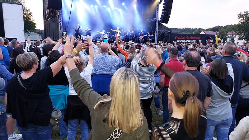 Rund 2000 Fans kamen nach Kronach, um Sasha und Ela. hautnah zu erleben.