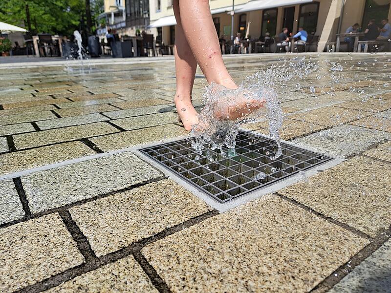 Im Wasser am Albertsplatz planschen? Gerne! Aber am besten mit Badehose. Stadträtin Melanie Becker will am Samstag, 29. Juni, Badehosen am Albertsplatz verteilen, um darauf aufmerksam zu machen, dass Kinderrechte zu schützen sind. Im Wasser am Albertsplatz planschen? Gerne! Aber am besten mit Badehose. Stadträtin Melanie Becker will am Samstag, 29. Juni, Badehosen am Albertsplatz verteilen, um darauf aufmerksam zu machen, dass Kinderrechte zu schützen sind.
