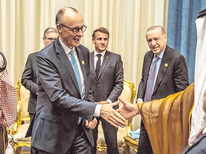 Auch Bundeskanzler Friedrich Merz reiste am Montag zum internationalen Gaza-Gipfel in Ägypten an. Dabei  berieten  zahlreiche  Staats- und Regierungschefs über den Wiederaufbau und die Zukunft des Gazastreifens.