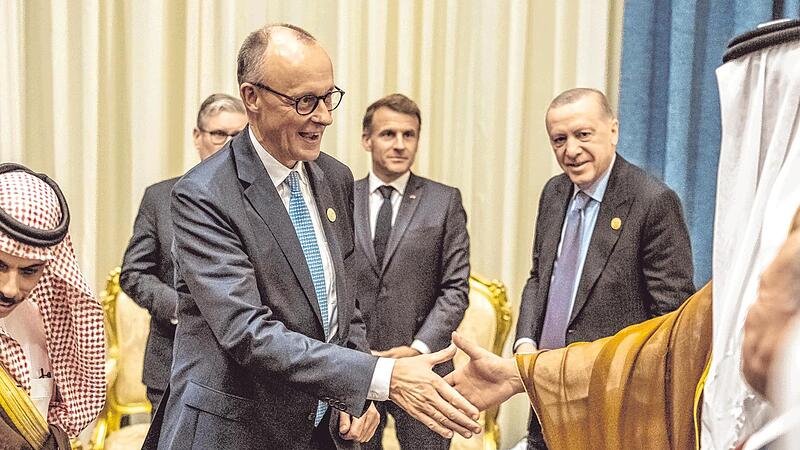 Auch Bundeskanzler Friedrich Merz reiste am Montag zum internationalen Gaza-Gipfel in &Auml;gypten an. Dabei  berieten  zahlreiche  Staats- und Regierungschefs &uuml;ber den Wiederaufbau und die Zukunft des Gazastreifens.