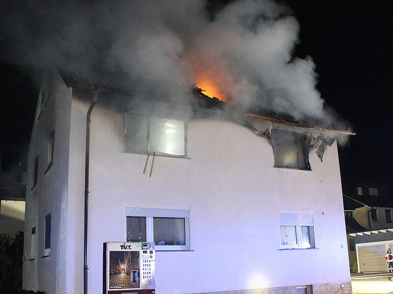 In der Nacht ist in Sonnefeld ein Brand ausgebrochen.  Viele Rettungskr&auml;fte r&uuml;ckten aus, auch ein Heli.