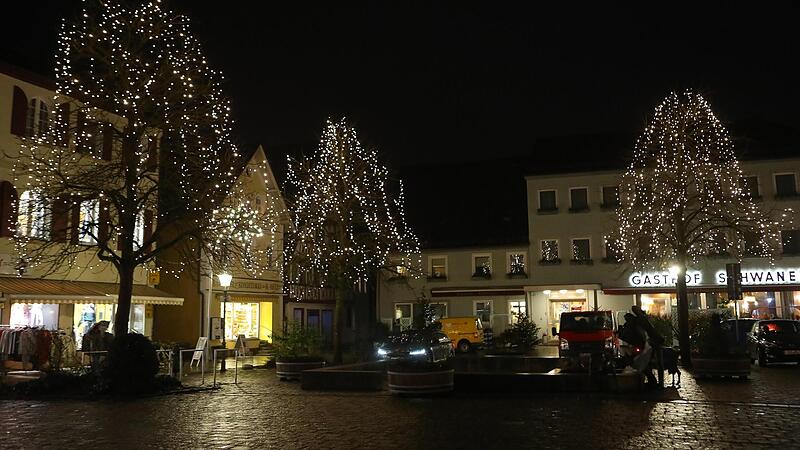 Im Jahr  2021 verbreitete der Ebermannstadter Marktplatz noch eine weihnachtliche Atmosph&auml;re. Die Lichter in den B&auml;umen leuchten zwar wieder - der Rest aber bleibt dunkel.Forchheim & Fr&auml;nkische Schweiz