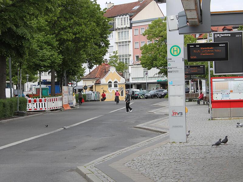 Der Busstreik am Freitag: Keine Busse oder Fahrgäste, sondern nur ein paar Tauben am ZOB in Bamberg. Der Busstreik am Freitag: Keine Busse oder Fahrgäste, sondern nur ein paar Tauben am ZOB in Bamberg.