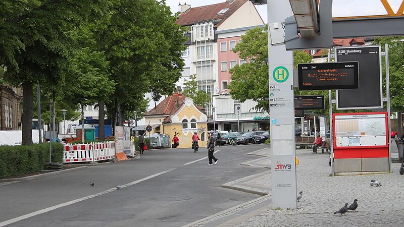 Der Busstreik am Freitag: Keine Busse oder Fahrg&auml;ste, sondern nur ein paar Tauben am  ZOB in Bamberg.