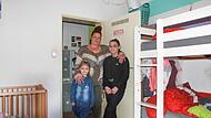Haben bald ein neues Zuhause: Martina Brunner und zwei ihrer Töchter