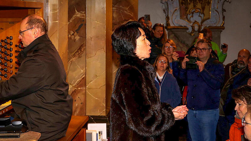 Zur musikalischen Einlage des Organisten Georg Hagel gab es mit &bdquo;Ave Maria&ldquo; auch eine gesangliche von Sanae Yamamoto.