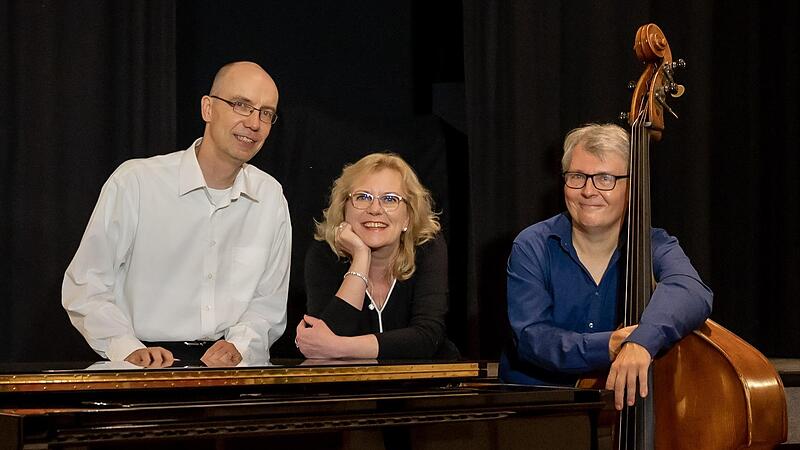 Pianist Michael Kotzian, Sängerin Sillvia Droste und Kontrabassist Stefan Werni präsentieren am 29. Oktober 2023 in Bad Brückenau Songs von Kurt Weill.