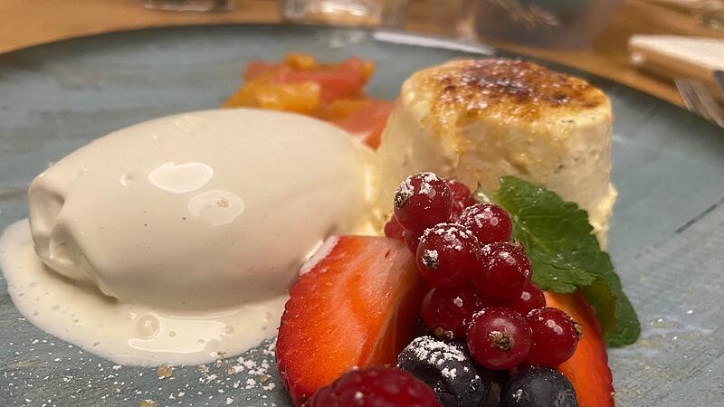 Foto der Woche_KW04 2025_Crème brûlée mit Eis und Früchten