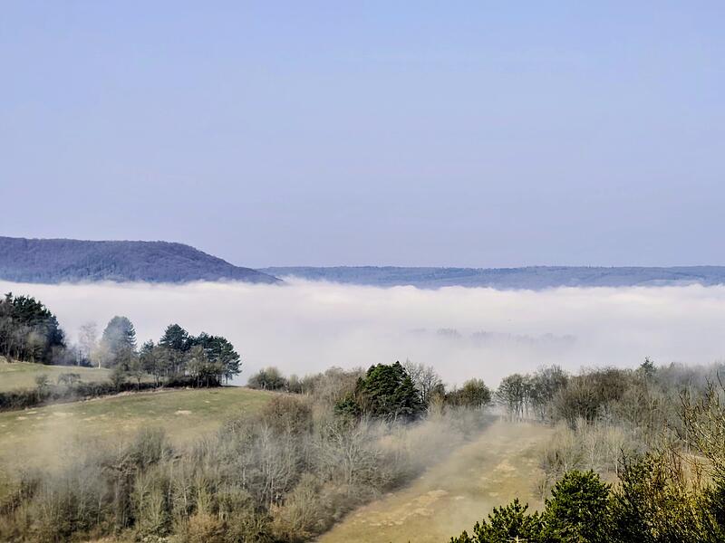Das Foto zeigt einen Blick auf den Morgennebel im fr&auml;nkischen Saaletal.