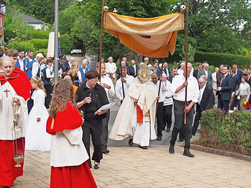Die Fronleichnamsprozession in Marktgraitz auf dem Weg zum zweiten Altar.