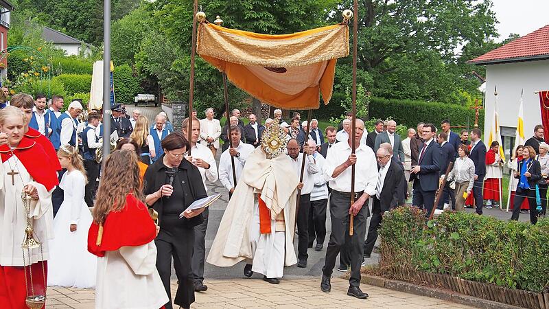 Die Fronleichnamsprozession in Marktgraitz auf dem Weg zum zweiten Altar. Die Fronleichnamsprozession in Marktgraitz auf dem Weg zum zweiten Altar.