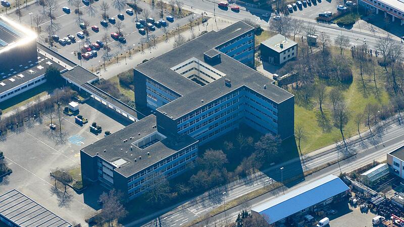 Die Graf-Stauffenberg-Wirtschaftsschule in der Kloster-Langheim-Stra&szlig;e kann ab dem Schuljahr 2024/25 eine f&uuml;nfte Eingangsklasse anbieten - und hat damit erstmals eine direkte Anbindung an die Grundschule. (Luftaufnahme aus dem Jahr 2021)