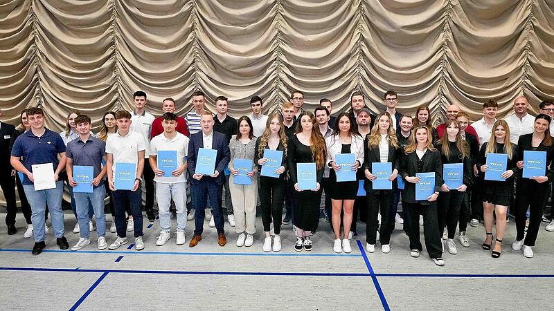 Die 68 Absolventinnen und Absolventen aus dem Bezirk des IHK-Gremiums Forchheim erhielten in feierlichem Rahmen ihre Abschlusszeugnisse. Die 68 Absolventinnen und Absolventen aus dem Bezirk des IHK-Gremiums Forchheim erhielten in feierlichem Rahmen ihre Abschlusszeugnisse.
