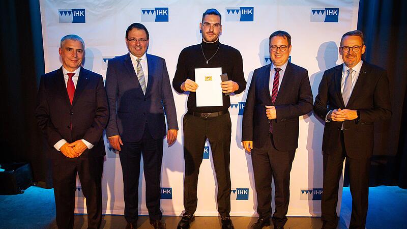 Nick Tenner (mit Urkunde) aus Altenkunstadt ist mit dem Meisterpreis der bayerischen Staatsregierung ausgezeichnet worden.