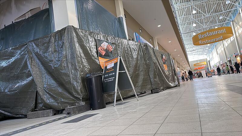 Dort wo im Forchheimer Globus einst die Automaten standen, befindet sich nach der Sprengung nun eine Absperrung.