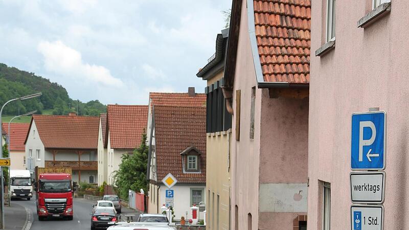 Mit einer Seite auf dem Gehsteig parken &ndash; wie hier in der Ortsdurchfahrt N&uuml;dlingen &ndash; ist verboten, auch wenn es den Verkehrsfluss erleichtert.