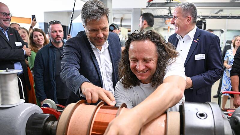 Bundeswirtschaftsminister Robert Habeck (links), läßt sich bei einem Besuch des Elektrotechnikers Bürkle und Schöck die Herstellung eines Transformators erklären. Bundeswirtschaftsminister Robert Habeck (links), läßt sich bei einem Besuch des Elektrotechnikers Bürkle und Schöck die Herstellung eines Transformators erklären.