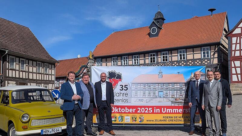 Gruppenbild mit Trabi: Von links die Landräte Robert Sesselmann (Sonneberg), Sven Gregor (Hildburghausen), Sebastian Straubel (Coburg), Wilhelm Schneider (Haßberge), Zweiter Bürgermeister Hans-Herbert Hartan (Coburg), Bürgermeister Florian Lorz (...