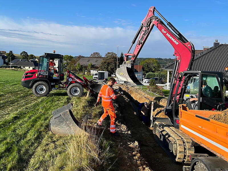 In der Blumenstraße im Gemeindeteil Hirschfeld erfolgt aktuell die Erschließung einer Bauparzelle. Diese Arbeiten werden durch den Bauhof und die Frankenwaldgruppe erstmals komplett in Eigenregie durchgeführt.