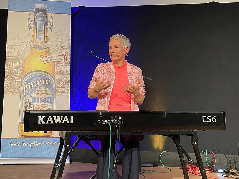 Tina H&auml;ussermann gewann m&uuml;helos die Sympathie des Publikums und holte sich Platz 1 im M&ouml;nchshof-Kabarettpreis.