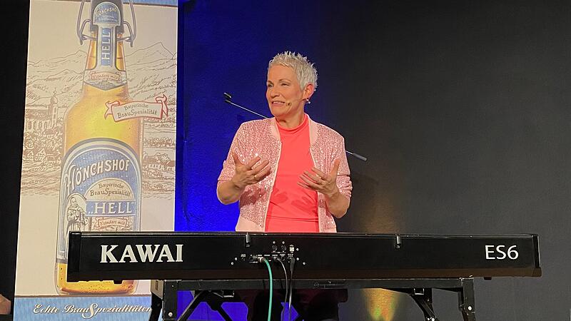 Tina H&auml;ussermann gewann m&uuml;helos die Sympathie des Publikums und holte sich Platz 1 im M&ouml;nchshof-Kabarettpreis.