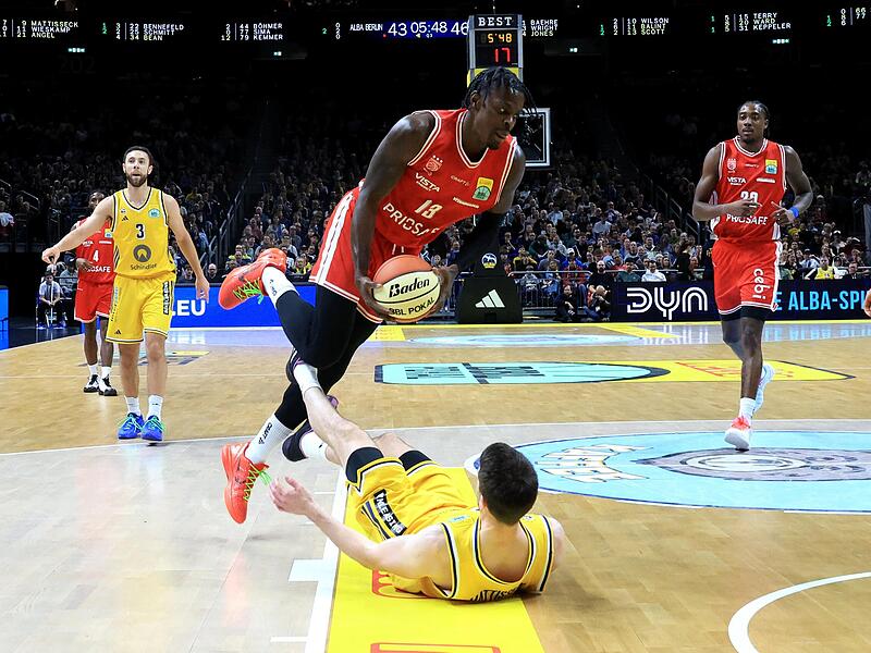 Trevon Scott (am Ball) und die Bamberger kamen in der zweiten Halbzeit in Berlin ins Straucheln und schieden im Pokal-Achtelfinale aus. Trevon Scott (am Ball) und die Bamberger kamen in der zweiten Halbzeit in Berlin ins Straucheln und schieden im Pokal-Achtelfinale aus.
