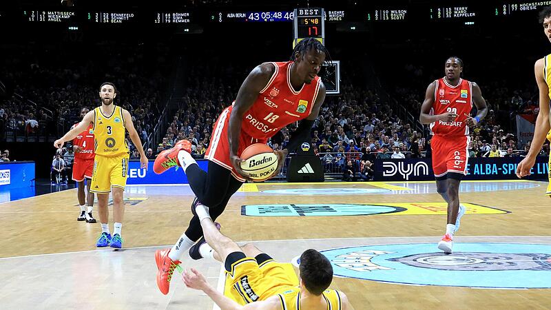 Trevon Scott (am Ball) und die Bamberger kamen in der zweiten Halbzeit in Berlin ins Straucheln und schieden im Pokal-Achtelfinale aus.
