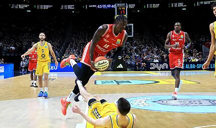 Trevon Scott (am Ball) und die Bamberger kamen in der zweiten Halbzeit in Berlin ins Straucheln und schieden im Pokal-Achtelfinale aus.