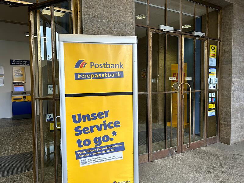 Blick auf den Eingang zur Postbank-Filiale in der Hindenburgstra&szlig;e 6 in Coburg