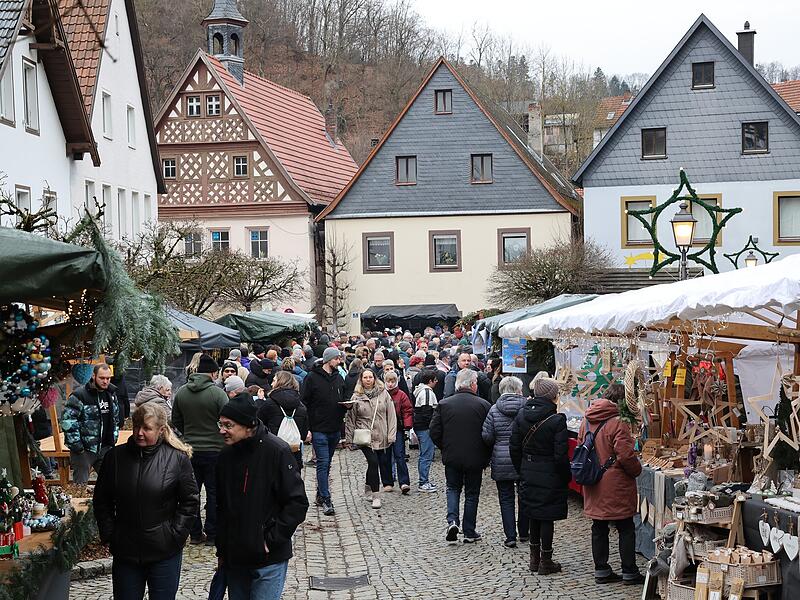 Gut besucht war der Wirsberger Adventsmarkt am Wochenende. Viele Stände luden zum Bummeln, Kaufen und Probieren ein.