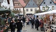 Weihnachtsmarkt Wirsberg 2025 Gut besucht war der Wirsberger Adventsmarkt am Wochenende. Viele Stände luden zum Bummeln, Kaufen und Probieren ein.