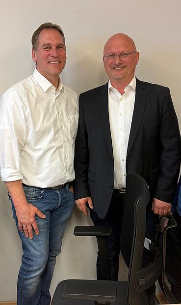 Alexander Westermann (links) gewinnt die Stichwahl um das B&uuml;rgermeisteramt in Hemhofen. Mit ihm Foto sein Mitbewerber Alexander Heilmann.