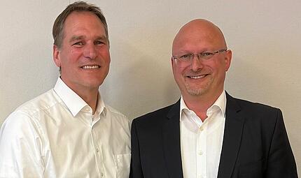 Alexander Westermann (links) gewinnt die Stichwahl um das B&uuml;rgermeisteramt in Hemhofen. Mit ihm Foto sein Mitbewerber Alexander Heilmann.