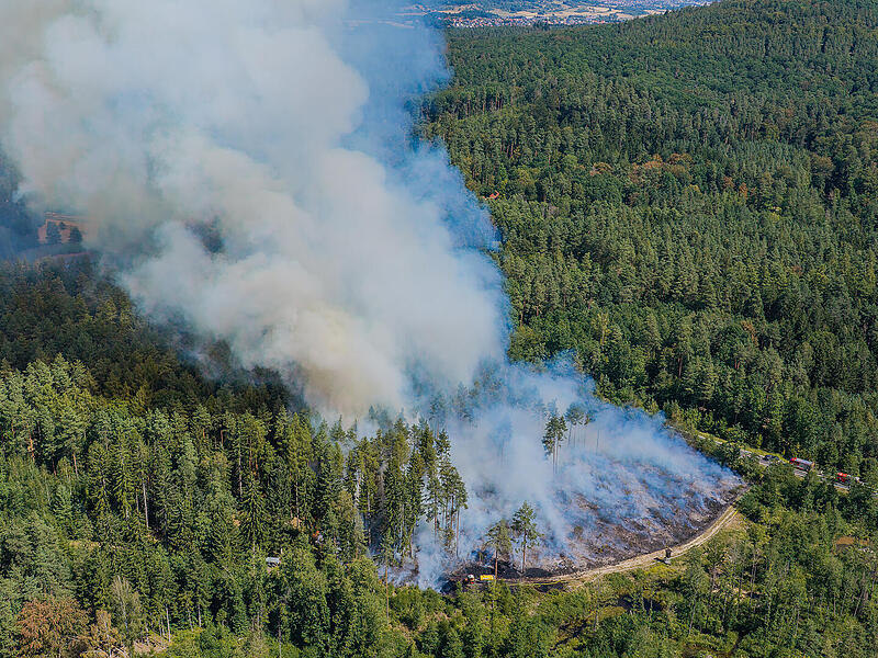 Waldbrand bei Oberhaid: Einsatzkr&auml;fte bringen Feuer unter Kontrolle