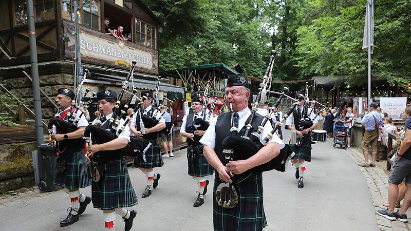 Beim Annafest-Umzug wurde es mit Dudelsack-Spielern international.Der Annafest-Umzug in Forchheim 2022