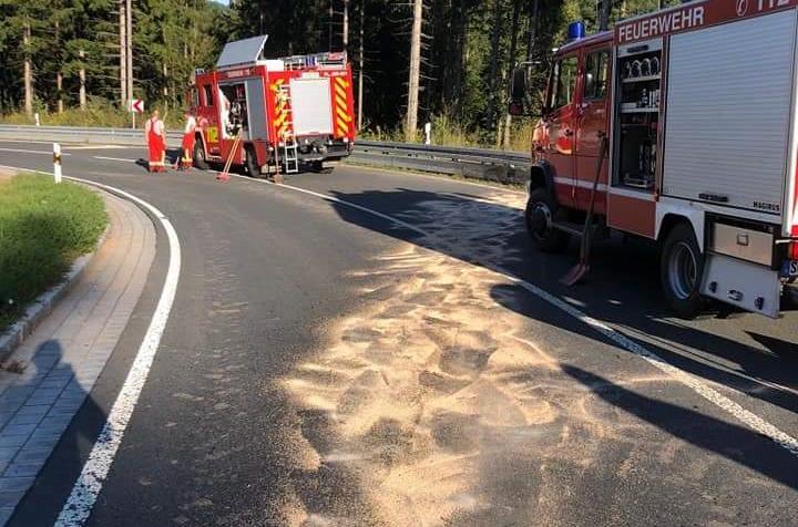 Wieder einmal mussten die Kameraden der Feuerwehr am Wochenende ausr&uuml;cken und die Spuren eines Motorradunfalls bei Schauberg beseitigen.