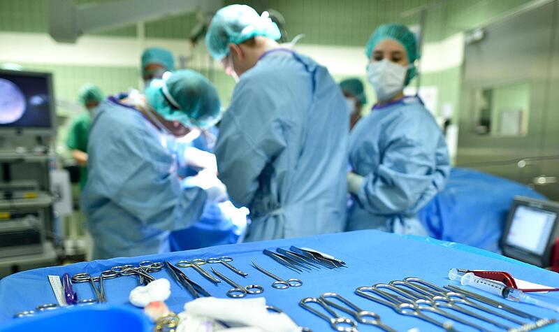 Bis zu einem Jahr müssen Kinder auf einen OP-Termin beim Hals-Nasen-Ohren-Arzt warten. Bis zu einem Jahr müssen Kinder auf einen OP-Termin beim Hals-Nasen-Ohren-Arzt warten.